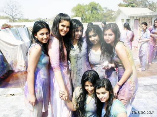 How Pakistani College Galz Play Holi