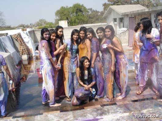 How Pakistani College Galz Play Holi