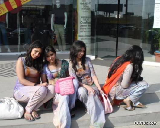 How Pakistani College Galz Play Holi