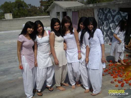 How Pakistani College Galz Play Holi