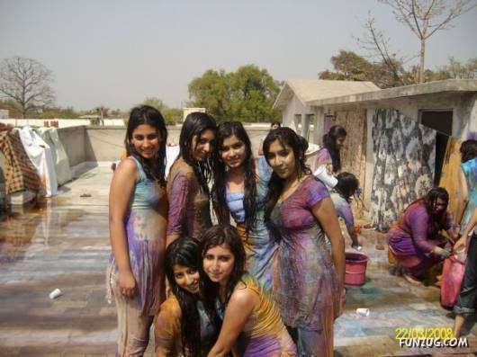 How Pakistani College Galz Play Holi