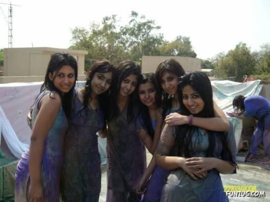 How Pakistani College Galz Play Holi