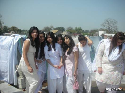 How Pakistani College Galz Play Holi