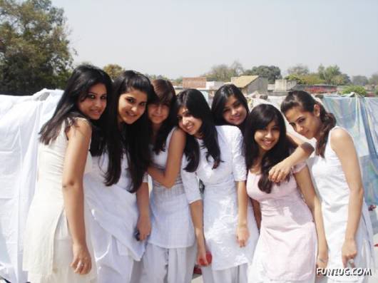How Pakistani College Galz Play Holi