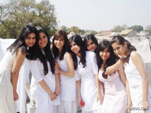 How Pakistani College Galz Play Holi