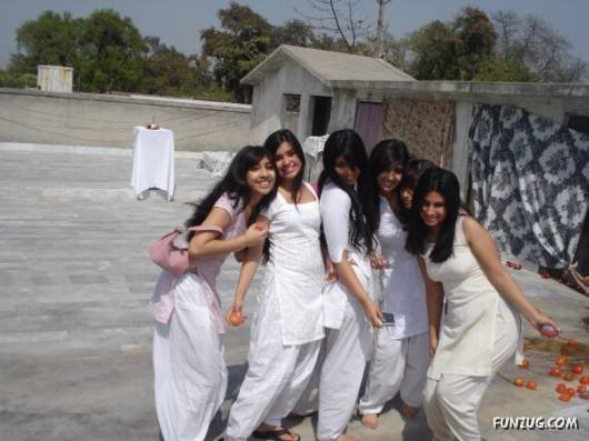 How Pakistani College Galz Play Holi