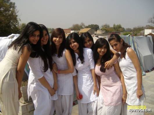 How Pakistani College Galz Play Holi