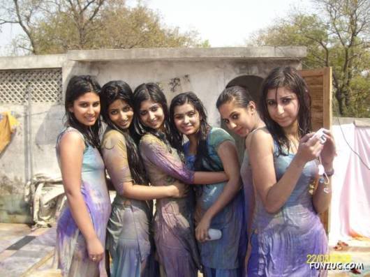 How Pakistani College Galz Play Holi