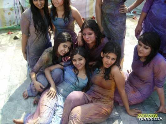 How Pakistani College Galz Play Holi