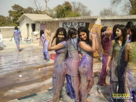 How Pakistani College Galz Play Holi