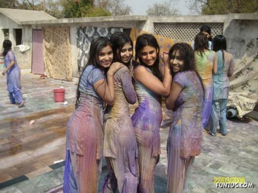 How Pakistani College Galz Play Holi
