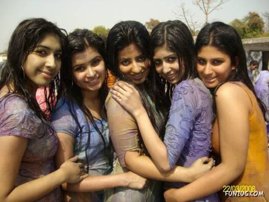 How Pakistani College Galz Play Holi