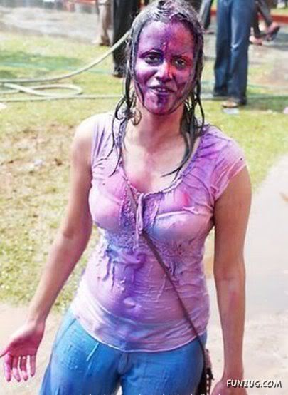 How Pakistani College Galz Play Holi