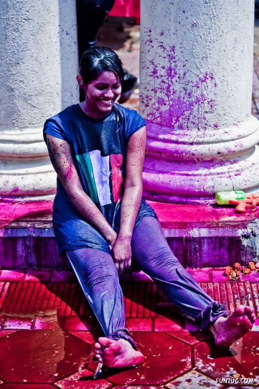 How Pakistani College Galz Play Holi