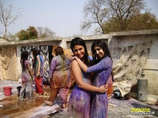 How Pakistani College Galz Play Holi