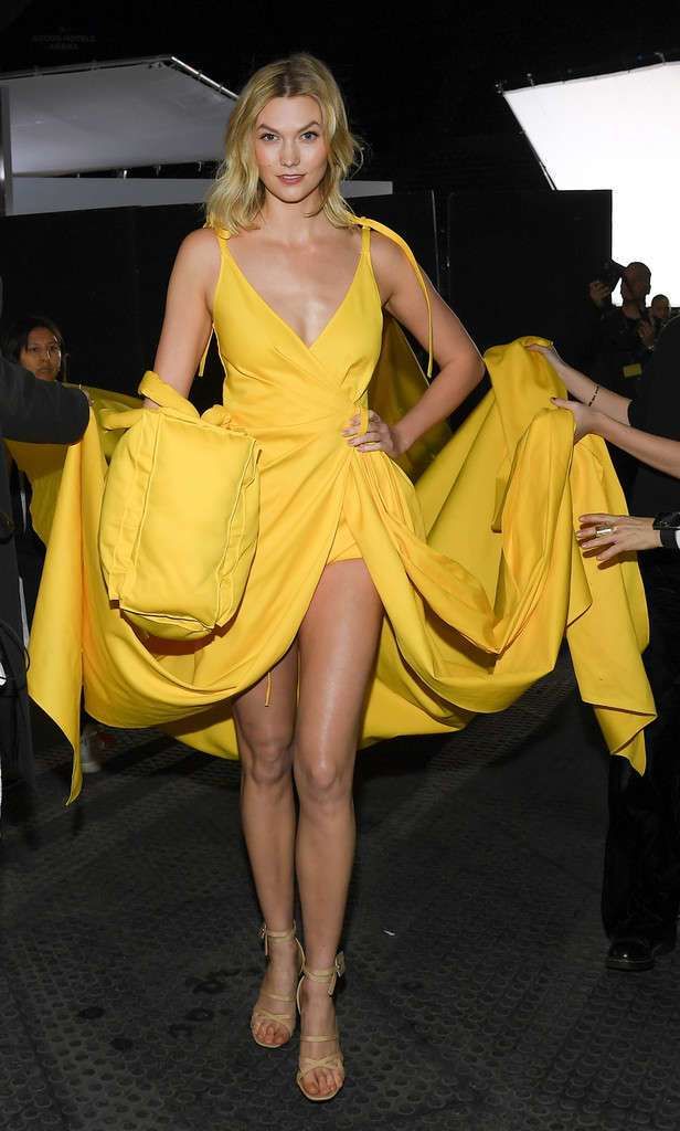 Karlie Kloss Walks In Off-White Show During Paris Fashion Week 2019