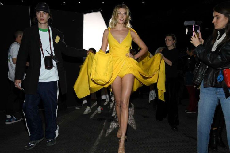 Karlie Kloss Walks In Off-White Show During Paris Fashion Week 2019