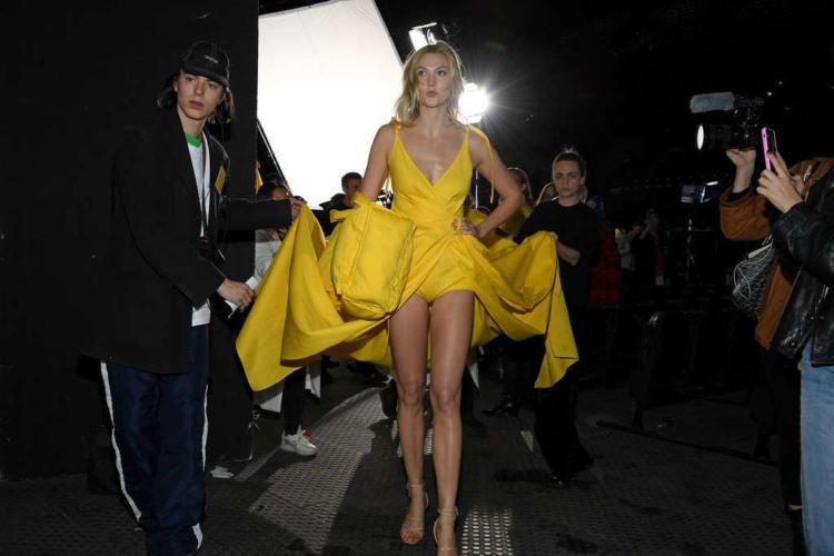 Karlie Kloss Walks In Off-White Show During Paris Fashion Week 2019