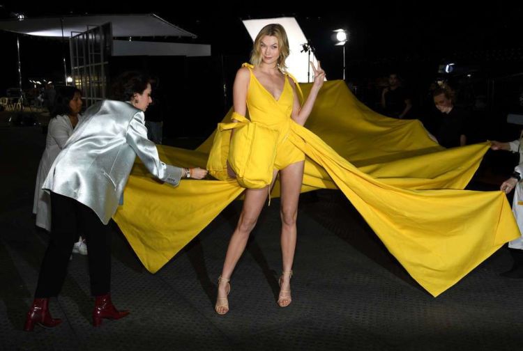 Karlie Kloss Walks In Off-White Show During Paris Fashion Week 2019