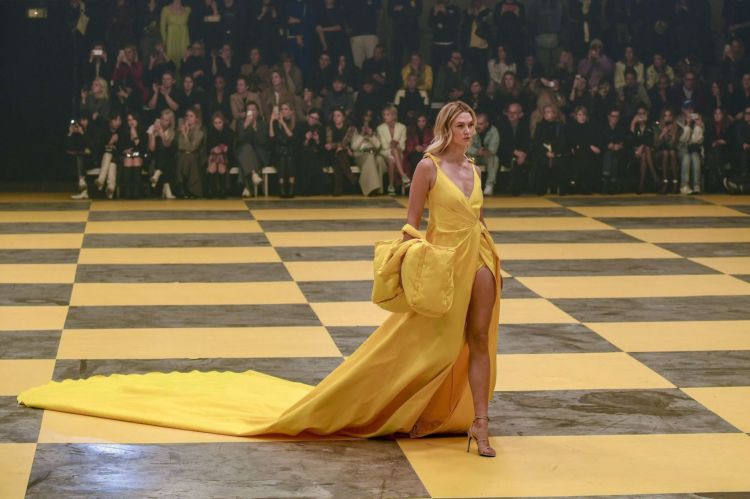 Karlie Kloss Walks In Off-White Show During Paris Fashion Week 2019