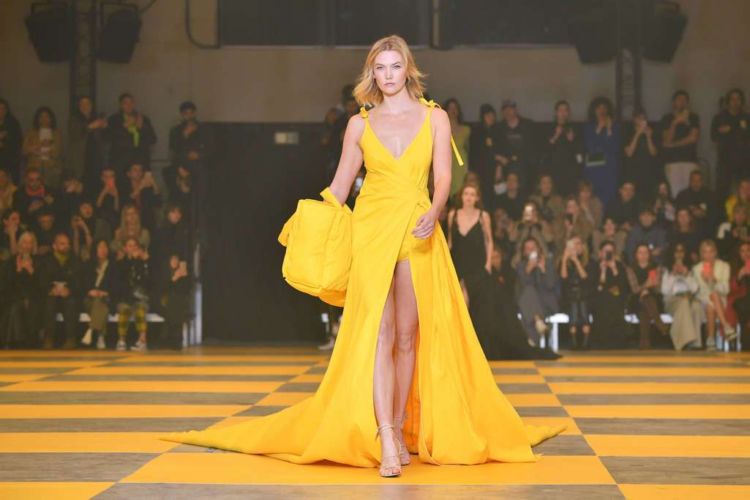 Karlie Kloss Walks In Off-White Show During Paris Fashion Week 2019