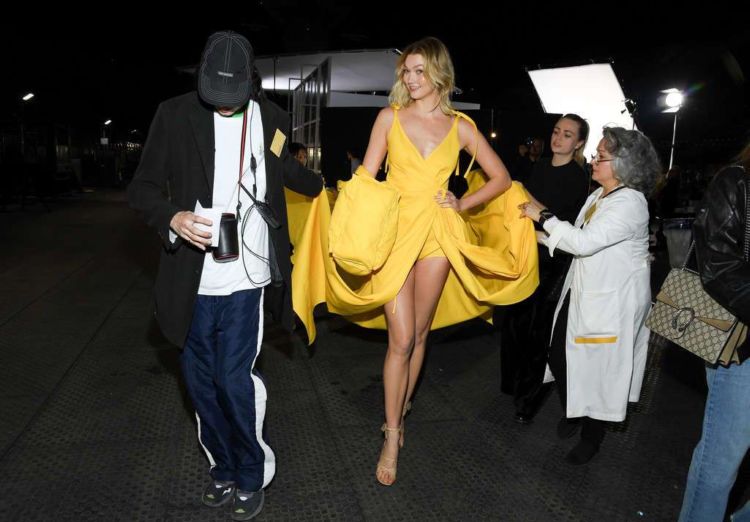 Karlie Kloss Walks In Off-White Show During Paris Fashion Week 2019