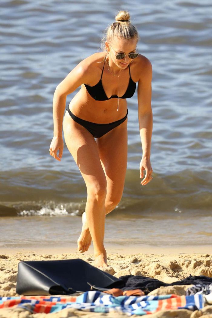 Anna Heinrich On A Bikini Vacation At The Beach In Sydney