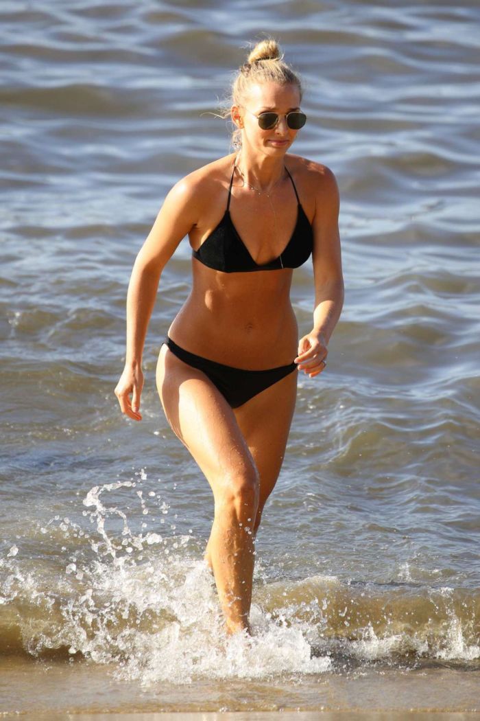 Anna Heinrich On A Bikini Vacation At The Beach In Sydney