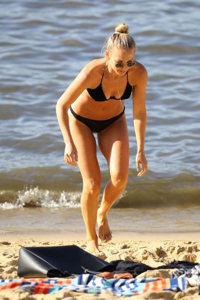 Anna Heinrich On A Bikini Vacation At The Beach In Sydney