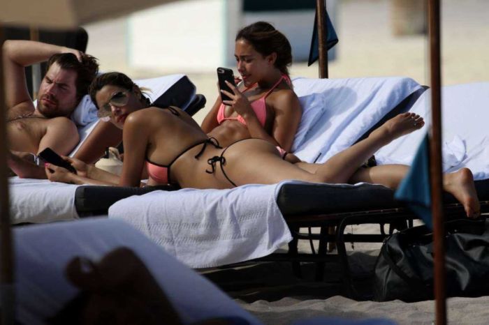 Ariadna Gutierrez Relaxing In Bikini At Miami Beach