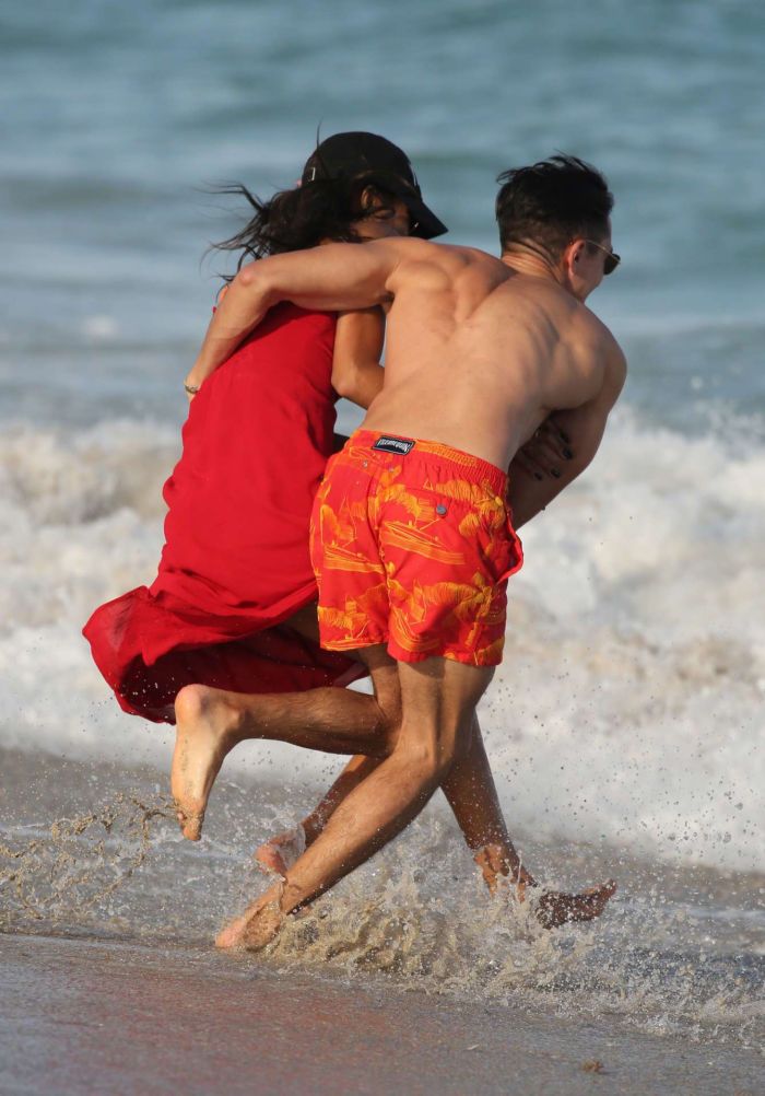 Jasmine Tookes, Shanina Shaik And Lais Ribeiro Together On The Beach In Miami