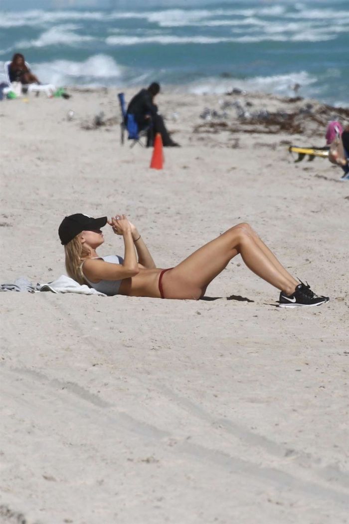 Kimberley Garner Does Bikini Workout On The Beach In Miami
