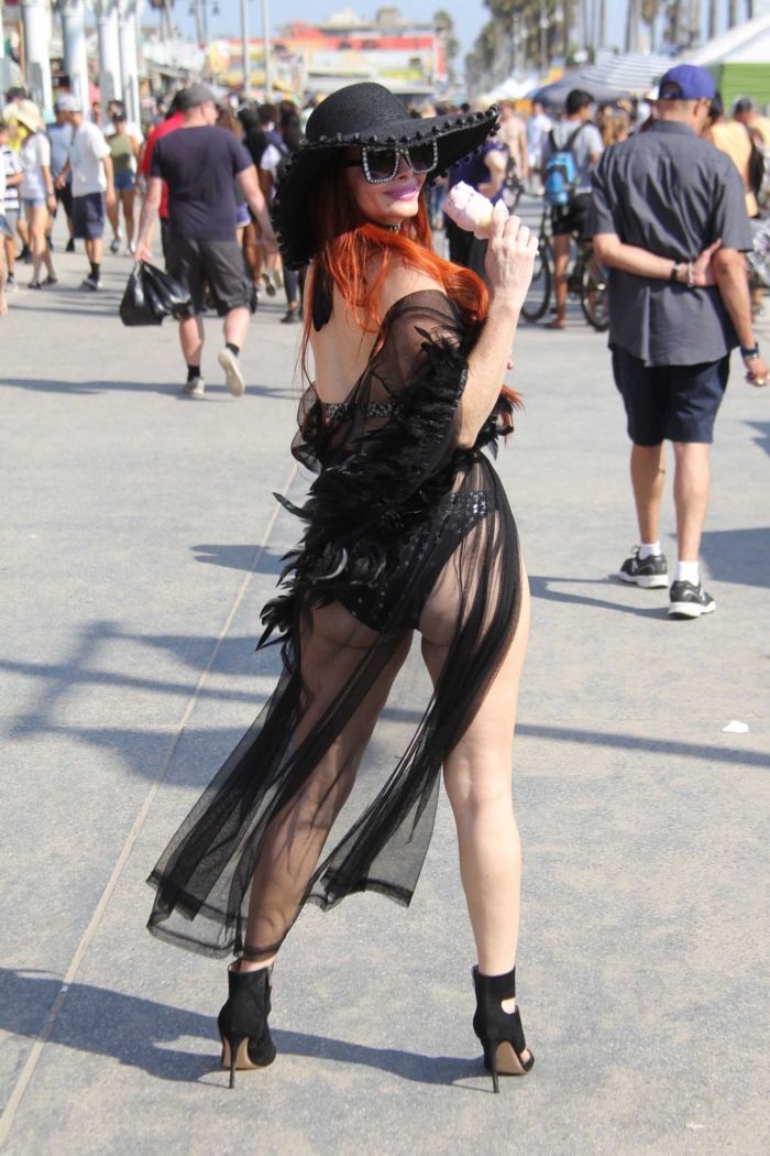 Phoebe Price Eating Ice Cream At Venice Beach