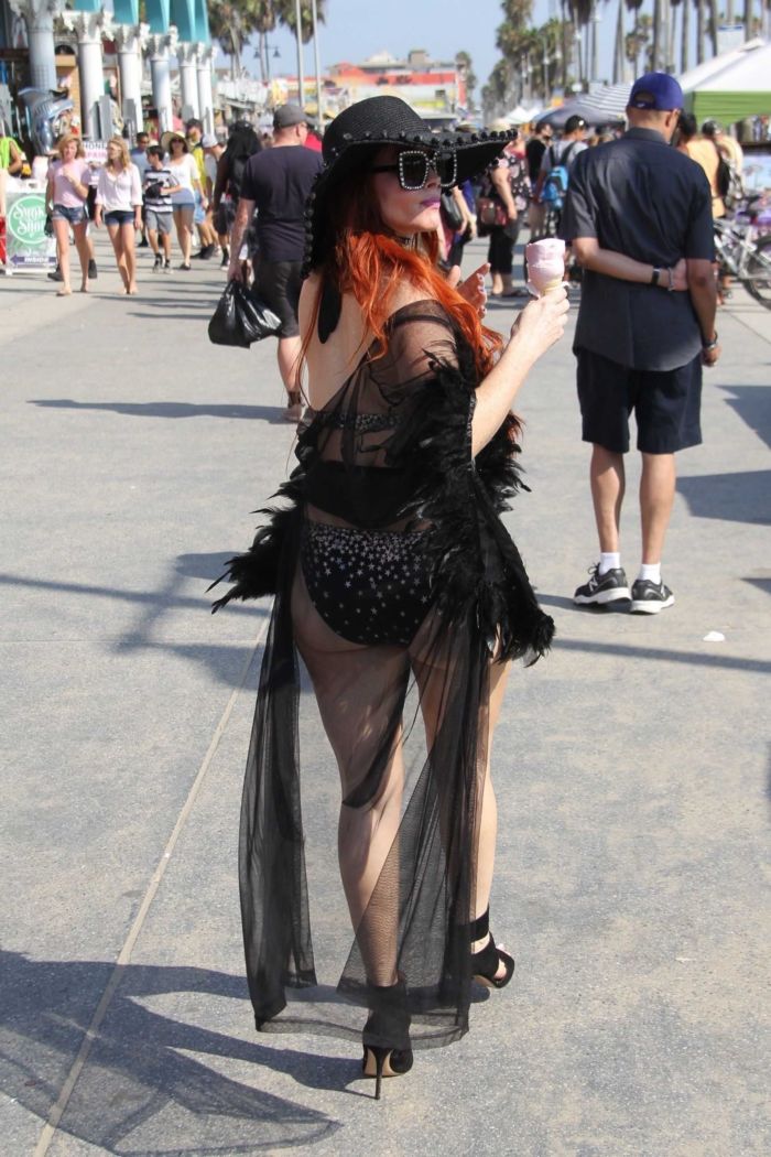 Phoebe Price Eating Ice Cream At Venice Beach