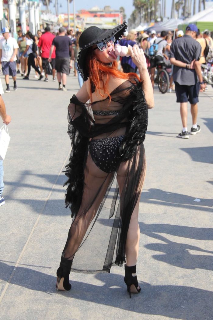Phoebe Price Eating Ice Cream At Venice Beach
