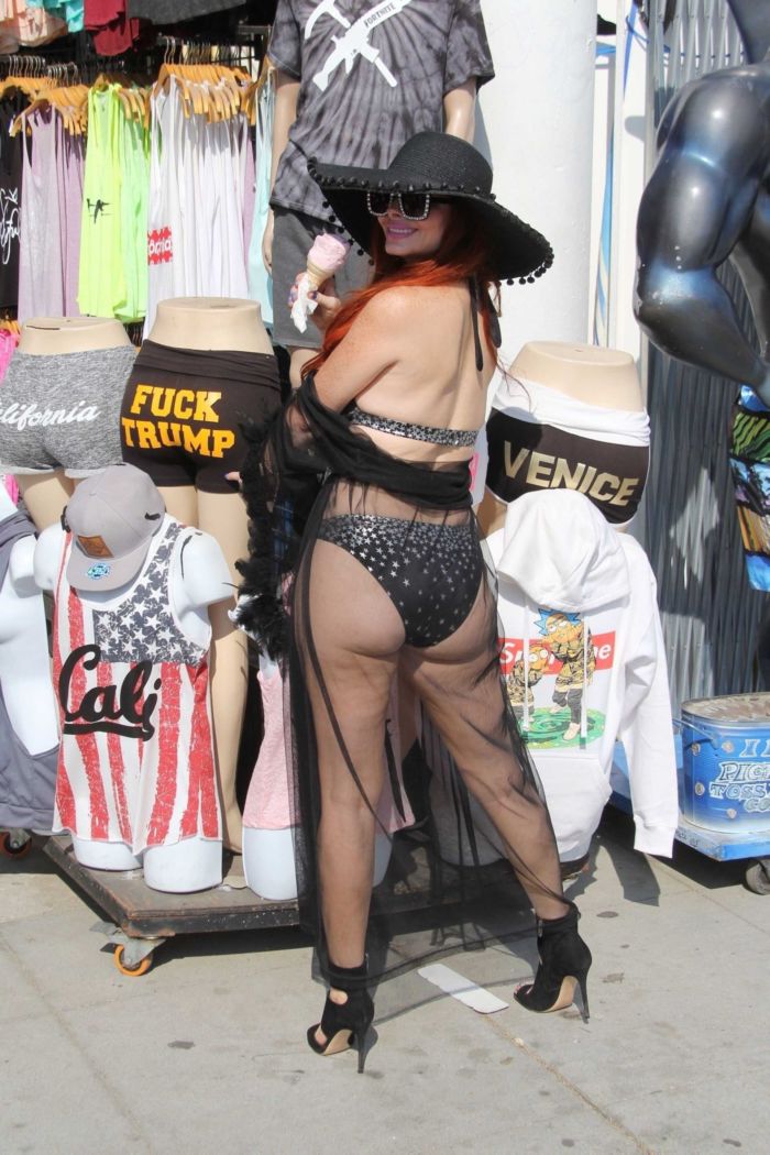 Phoebe Price Eating Ice Cream At Venice Beach