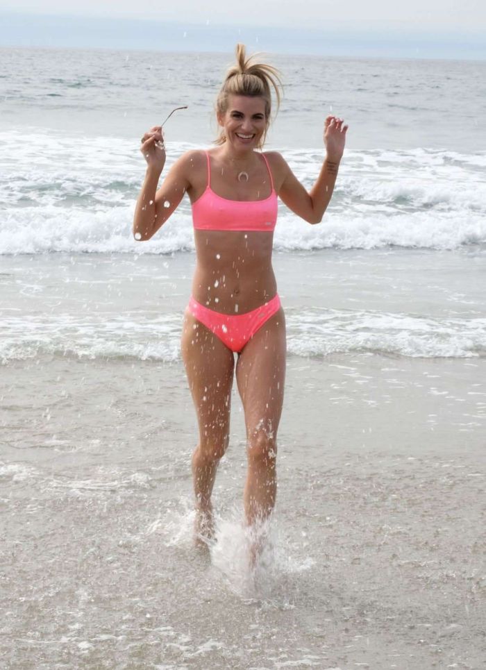 Rachel McCord Practicing Yoga At The Venice Beach