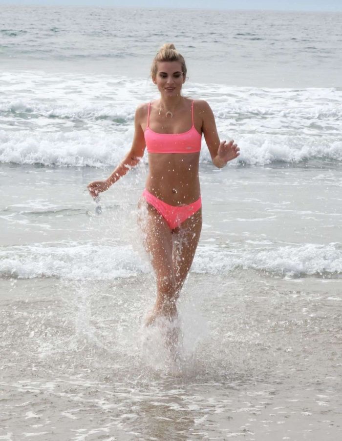 Rachel McCord Practicing Yoga At The Venice Beach