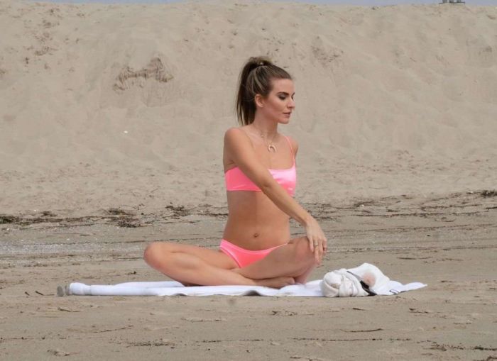 Rachel McCord Practicing Yoga At The Venice Beach