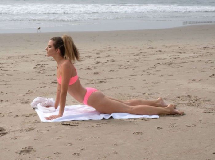 Rachel McCord Practicing Yoga At The Venice Beach