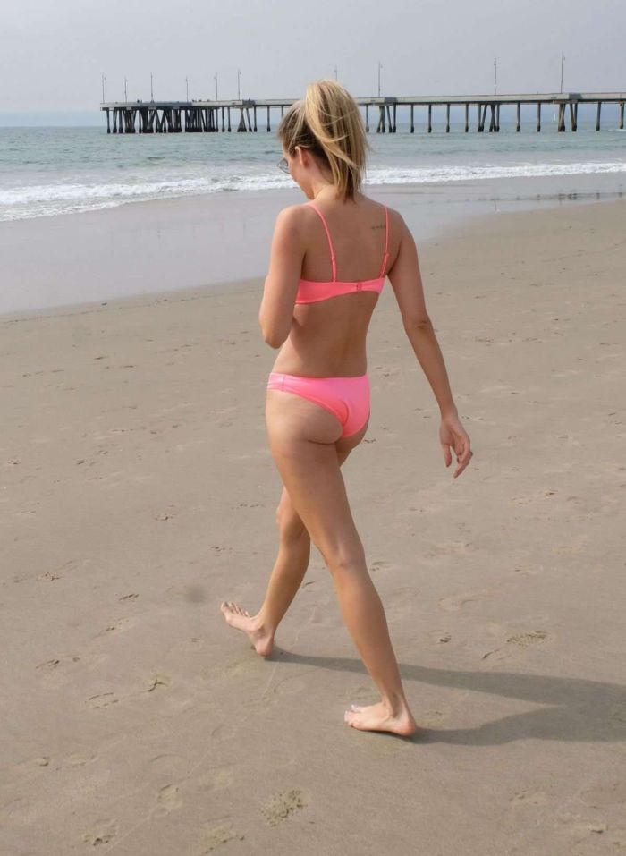 Rachel McCord Practicing Yoga At The Venice Beach