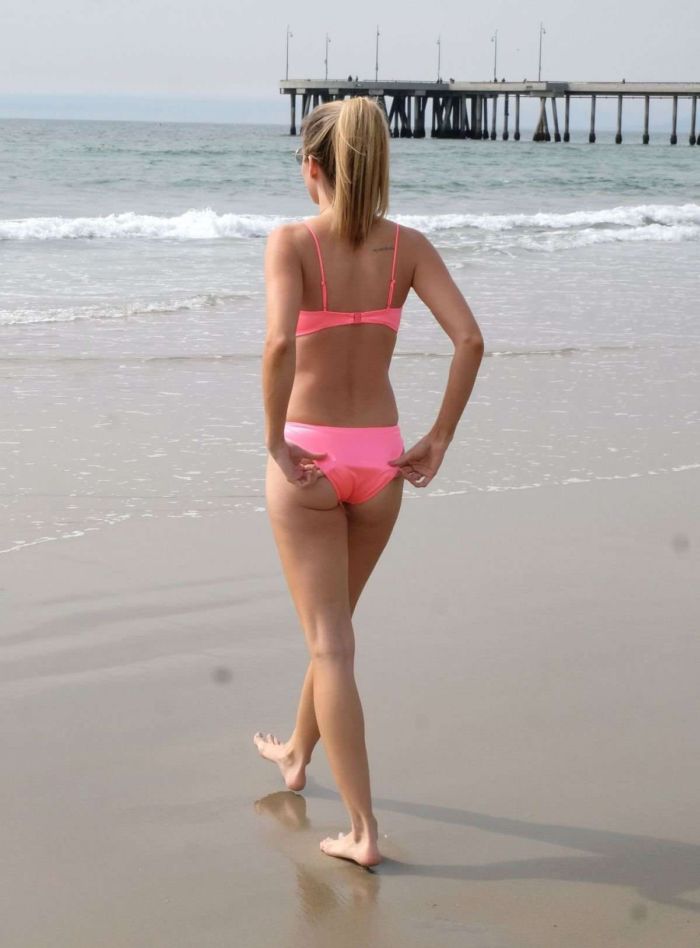Rachel McCord Practicing Yoga At The Venice Beach