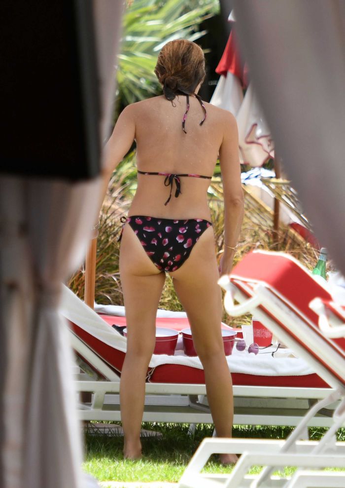 Selma Blair Relaxing At The Poolside In Bikini