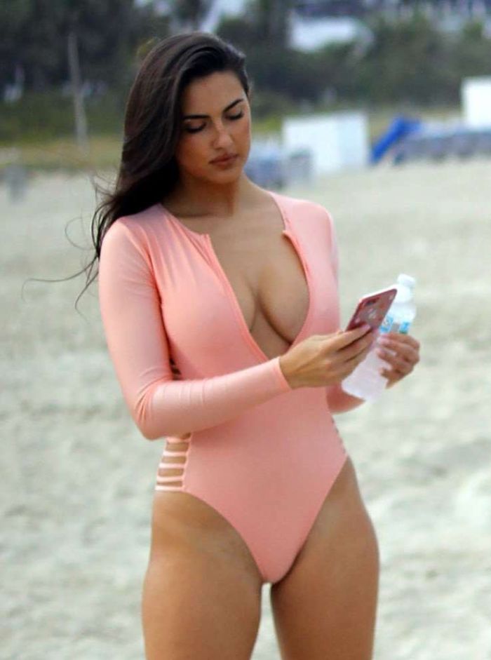 Gorgeous Tao Wickrath In A Swimsuit On The Beach In Miami