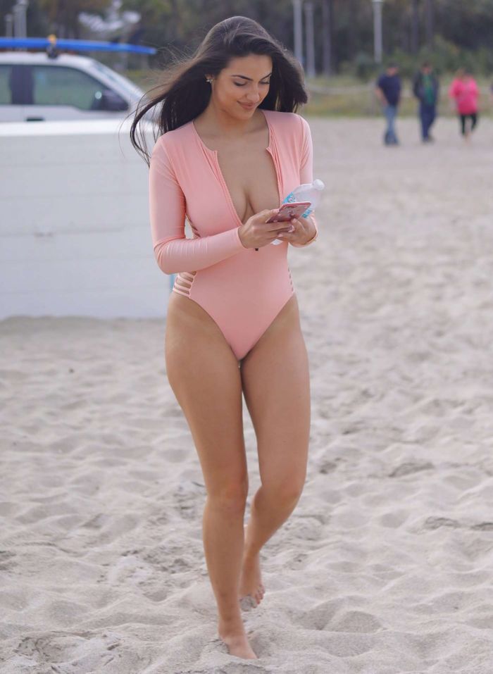 Gorgeous Tao Wickrath In A Swimsuit On The Beach In Miami