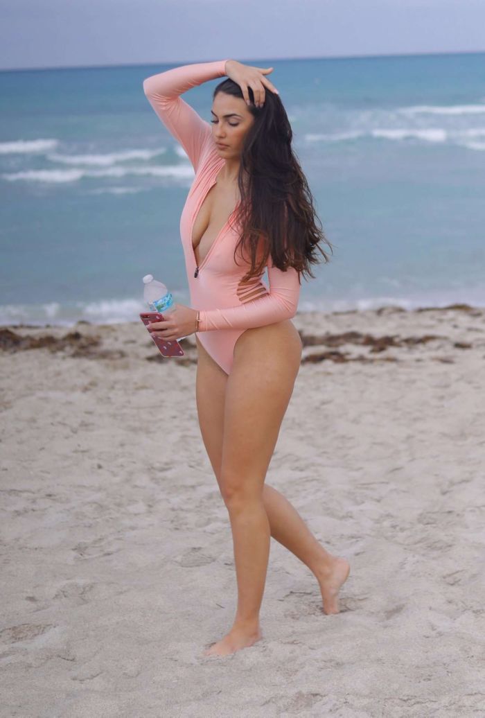 Gorgeous Tao Wickrath In A Swimsuit On The Beach In Miami