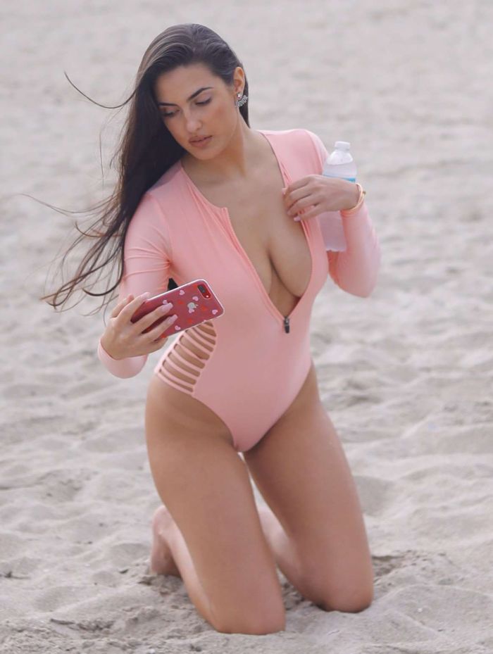 Gorgeous Tao Wickrath In A Swimsuit On The Beach In Miami