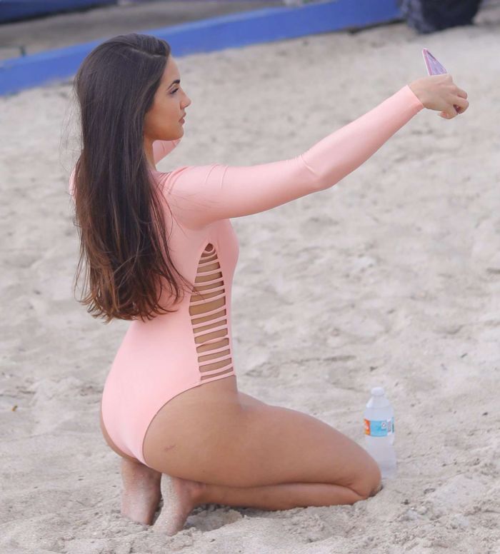Gorgeous Tao Wickrath In A Swimsuit On The Beach In Miami