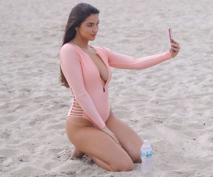 Gorgeous Tao Wickrath In A Swimsuit On The Beach In Miami
