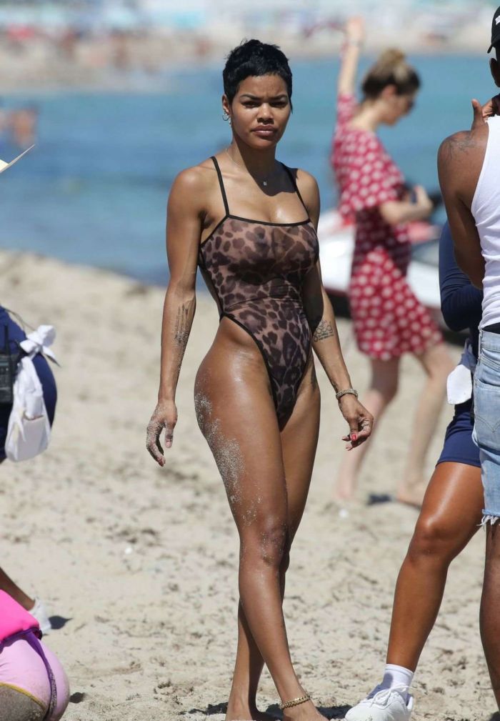 Teyana Taylor In A Black Swimsuit At The Beach In Miami